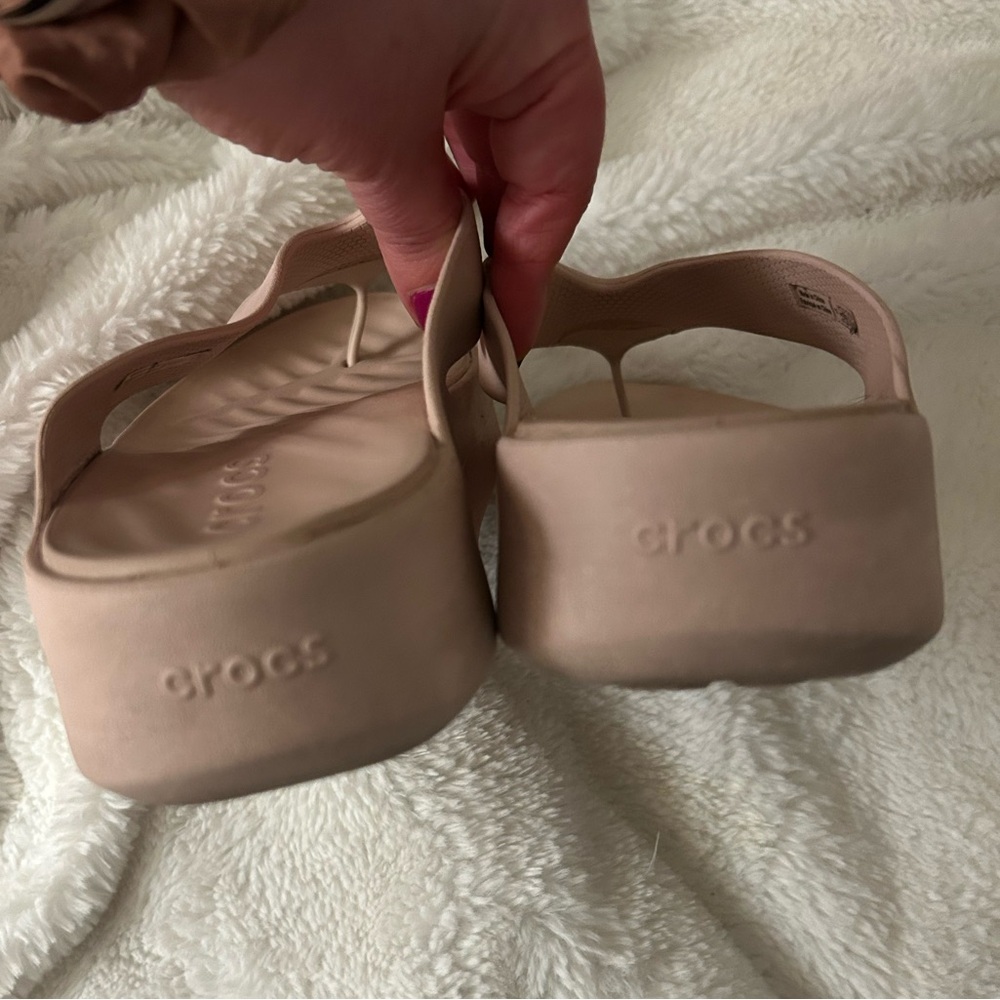 Crocs Getaway Platform Flip Flops in Quartz - Picture 8 of 11